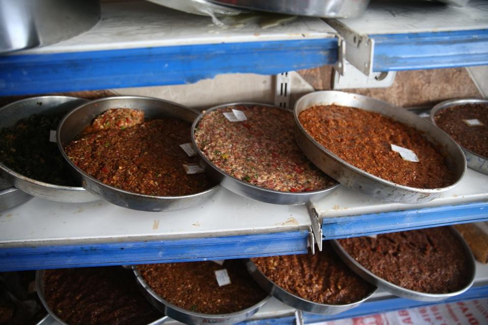 <p>Öğleden sonra işe koyuluyoruz ve akşam ezanı okununcaya kadar mesaimiz sürüyor. Gece de sahur için çalışıyoruz. İftarlar için soğan, patlıcanlı, kazan gibi kebaplar, pirinç pilavı, bamya, nohut, fasulye gibi sulu yemekler, çömlek ile lahmacun gibi müşterilerimiz çeşit çeşit yemeği burada pişiyor. Özellikle kadınların işlerini kolaylaştırdığımızı düşünüyoruz, kimileri tepsileri de kasaplarda hazırlatıyor böylece sadece yemeği servis etmek kalıyor. Günde ortalama 200'e yakın tepsiyi ücretsiz pişiriyoruz."</p>