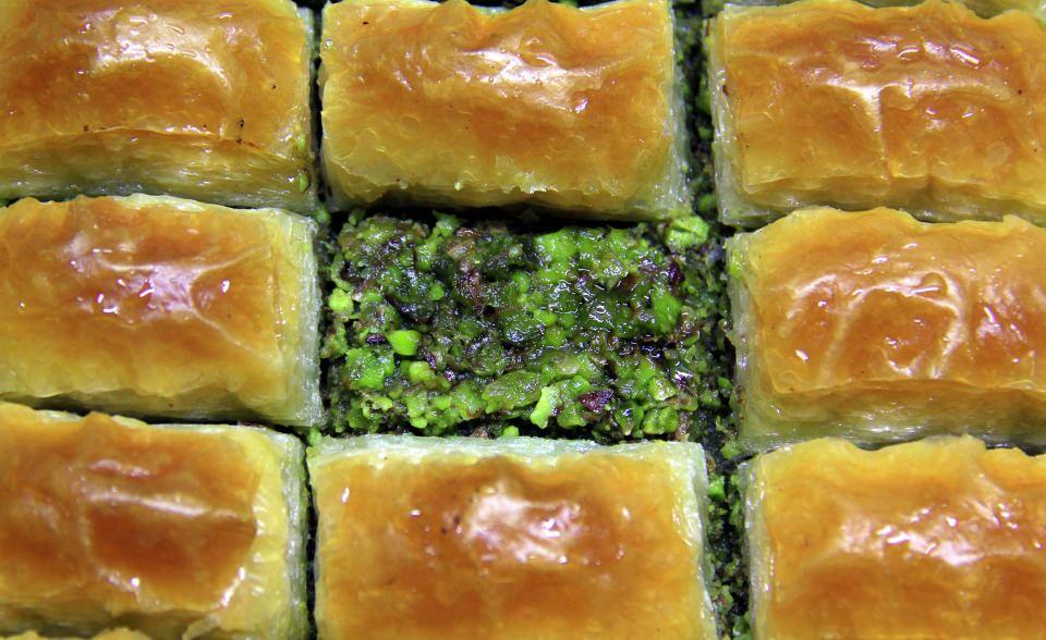 <p>Gökmen, Antep baklavasının ana malzemesinin sade yağ ve fıstık olduğuna dikkati çekerek, "Kentimiz fıstık diyarı ve gastronomi şehridir. Bu nedenle fıstıklı baklava üretmeye devam edeceğiz. Fıstık zammına rağmen baklavanın fiyatında herhangi bir değişiklik yapmadık. Mübarek ramazan ayında halkımızın sofrasından baklava eksik olmasın diye zam yapmadık." dedi.</p>

<p> </p>
