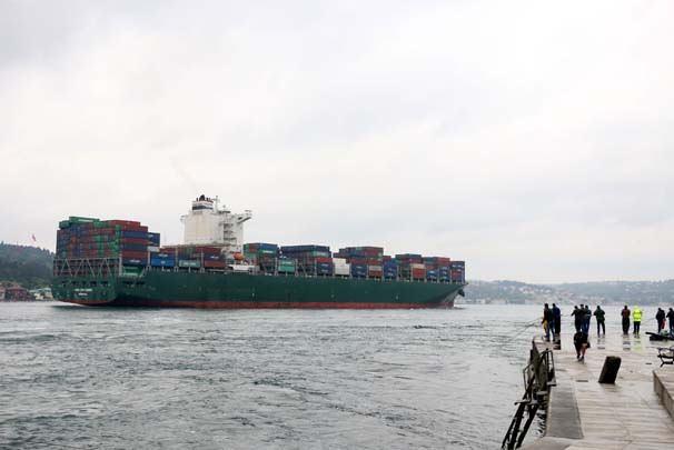 <p>Ukrayna'nın Odessa Limanından hareket eden 300 metre uzunluğunda 48 metre genişliğindeki dünyanın en büyük gemileri arasında bulunan Liberya bayraklı CMA CGM 'Congo' adlı gemi saat 07.30 sıralarında Fatih Sultan Mehmet Köprüsü altından geçti.</p>
