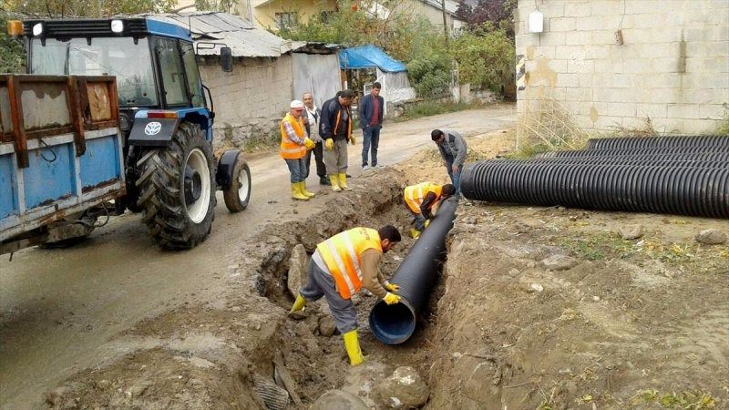 <p>Tamamlanan ve devam eden bin 908 proje için 3 milyar 452 milyon 994 bin 451 lira 58 kuruş yatırım yapıldı.</p>
<p> </p>