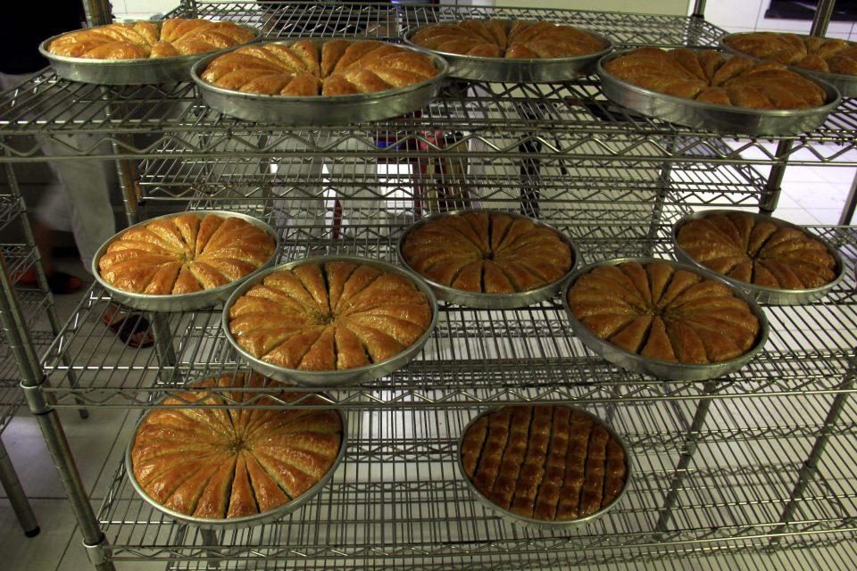 <p>Türkiye'nin birçok bölgesinden ve yurt dışından sipariş alan tatlıcılar, baklavanın ana malzemelerinden fıstığa son dönemde gelen zamları ürünlerine yansıtmadı. </p>
<p> </p>