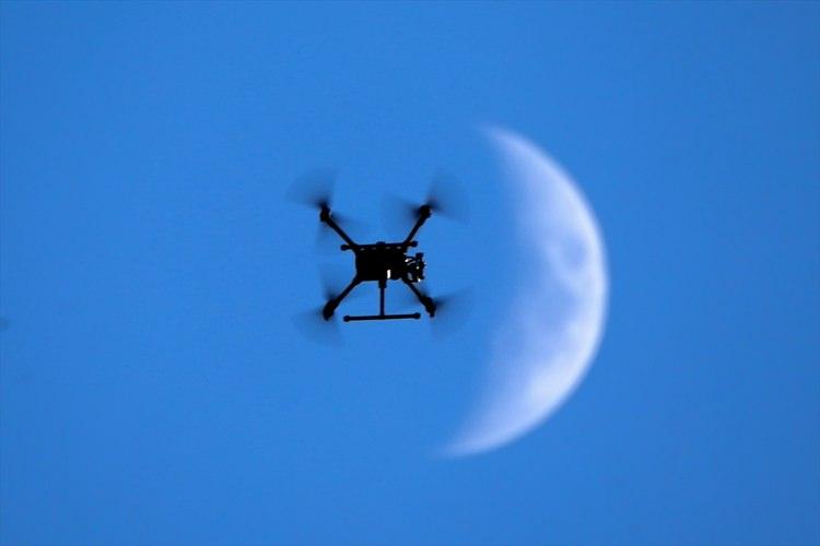 <p>Bölgede sınır güvenliği için uçurulan droneler de bazen ay ile aynı kadraja giriyor.</p>