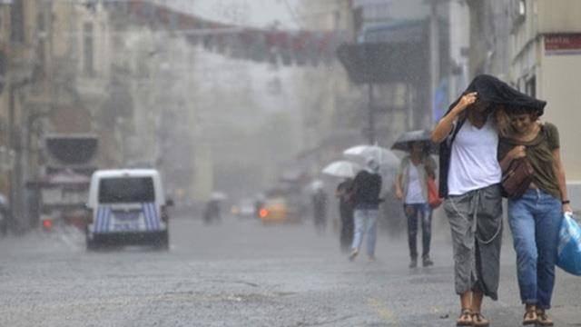 <p>Bazı ev ve ve iş yerlerinin bodrum katları ile sokakları su bastı. Binaların üst katlarında oturan vatandaşlar da evlerinde mahsur kaldı. </p>
<p> </p>