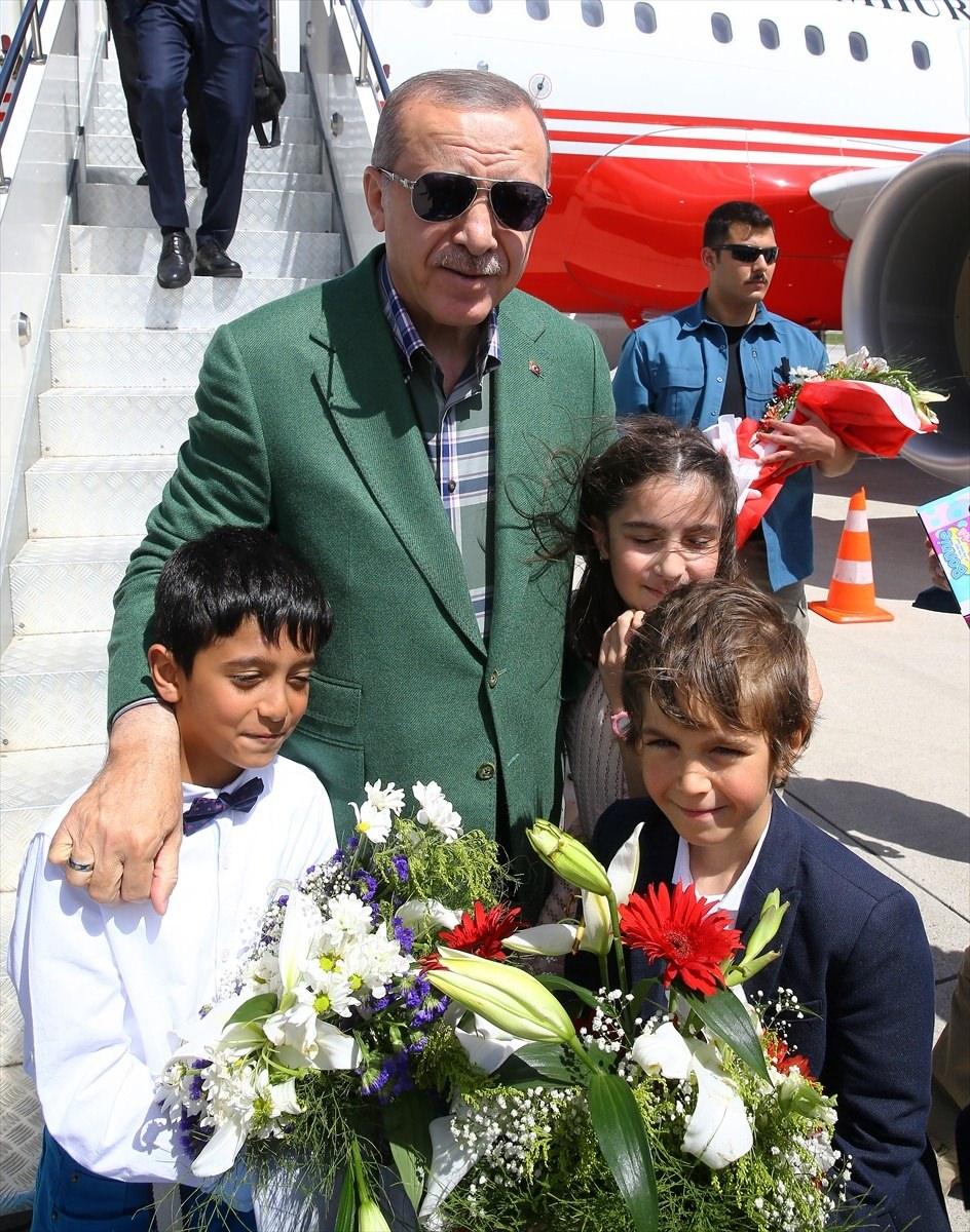 <p>Cumhurbaşkanı ve AK Parti Genel Başkanı Recep Tayyip Erdoğan, Erzurum İstasyon Meydanı'nda düzenlenecek mitinge katılmak üzere kente geldi. Cumhurbaşkanı Erdoğan'ı havalimanında çocuklar karşıladı.</p>

<p> </p>

<p> </p>
