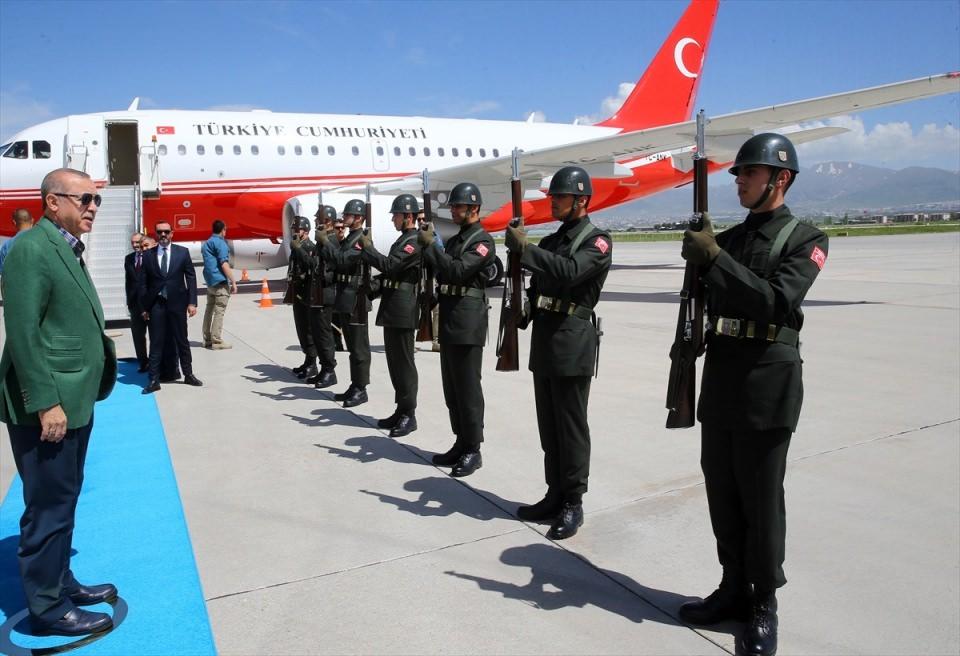<p>Erdoğan, havalimanında tören mangasını selamladı</p>
