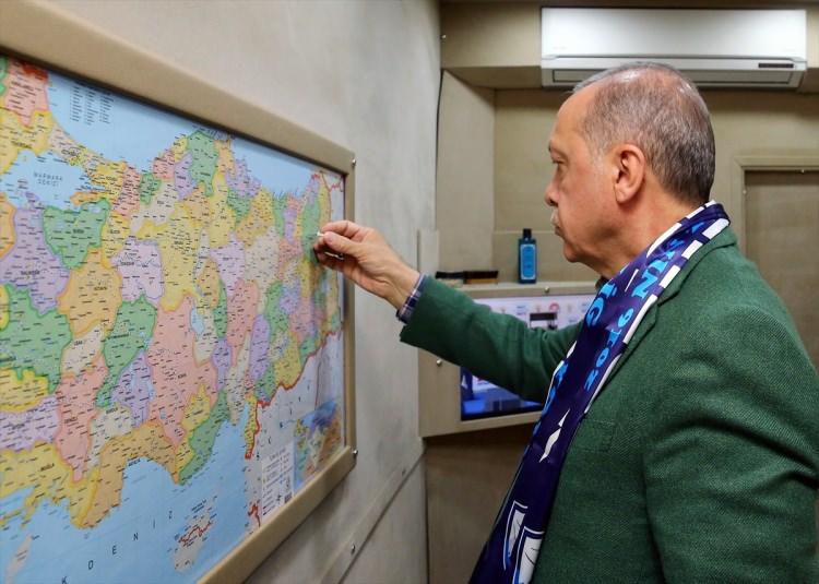 <p>Cumhurbaşkanı Erdoğan, mitinglerde kullandığı tırın içerisinde yer alan haritada vatandaşlara hitap edeceği Erzurum'un üzerini raptiye ile işaretledi.</p>

