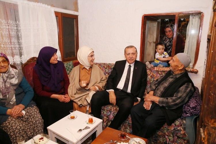 <p>Erdoğan, Twitter'daki hesabına "Bugün iftarda Hüseyin Cahit Sargın amcamızın ve ailesinin evine misafir olduk. Alicenap milletimizin sofralarından ramazan bereketi hiç eksik olmasın." notunu düştü.  </p>

