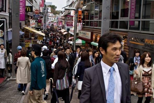 <p>Oğlu Naoya'yı kaybeden anne Michiyo Nişigaki'ye göre Japonya, "El üstünde tutması gereken genç çalışanları öldürdürüyor."</p>
<p> </p>