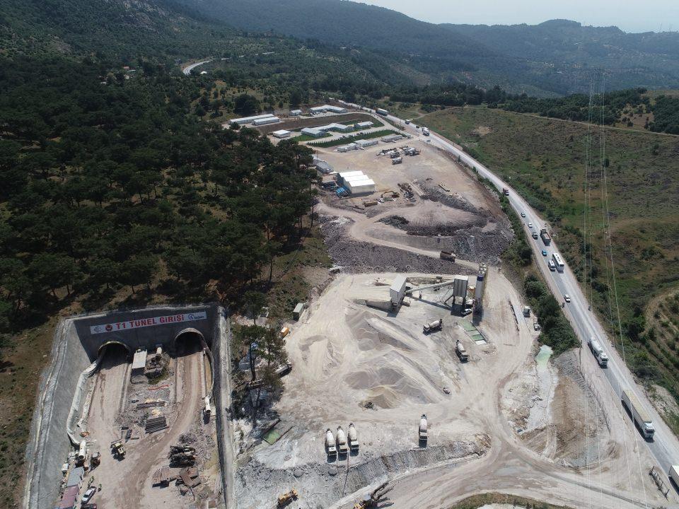 <p><strong>Tünelde 300 işçinin görev aldığını dile getiren Yılmaz, şunları kaydetti:</strong></p>
<p>"Çalışmalarımıza ara vermeden devam ediyoruz. Burada 300 işçimizle görev yapıyoruz. Bölgede sıkıntılı bir ulaşım vardı. </p>