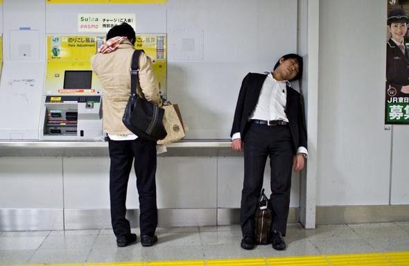 <p>Onlardan biri Michiyo Nişigaki. Nişigaki'nin oğlu Naoya, mezun olur olmaz Japonya'nın en büyük telekom şirketlerinden birinde işe girdi. Annesi de oğluyla gurur duyuyordu.</p>
<p> </p>