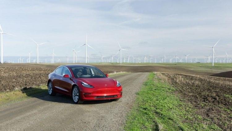 <p>Tesla CEO'su Elon Musk, Model 3'ün çift motorlu ve 4 çeker versiyonunu Twitter hesabından yaptığı bir paylaşımla duyurdu. </p>
