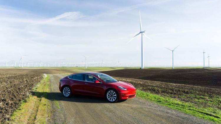 <p>Elon Musk'ın tweet atarak duyurduğu yeni Model 3 çift motorlu olacak ve 100 kilometre hıza 4.5 saniyede ulaşabilecek.</p>
