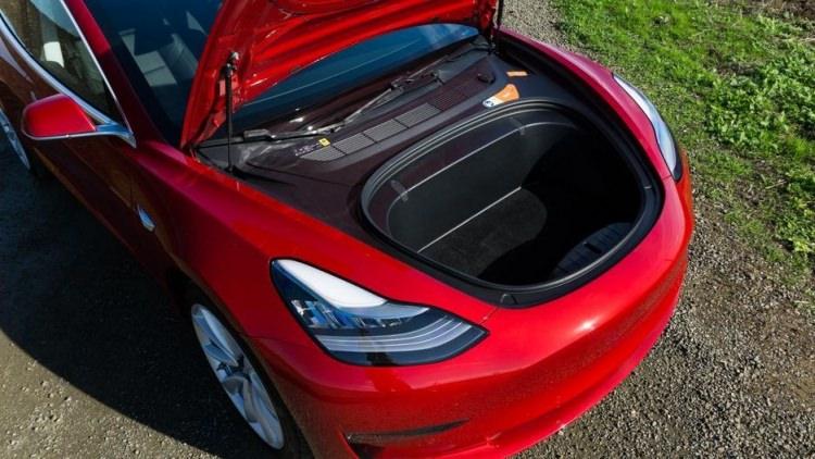 <p><strong>20 İNÇ'LİK JANTLAR</strong></p>

<p><br />
20 inç'lik jantın yer alacağı Tesla Model 3'te karbon fiber spoiler seçeneği de sunulacak.</p>
