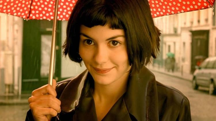 <p><strong>AMELİE </strong></p>

<p>Fransız yapımı filmde, Paris'de garsonluk yapan ve mütevazi bir hayat süren Amelie'nin çevresindeki insanlarla ilişkilerini ve gerçek aşkı arayışını konu alıyor. </p>
