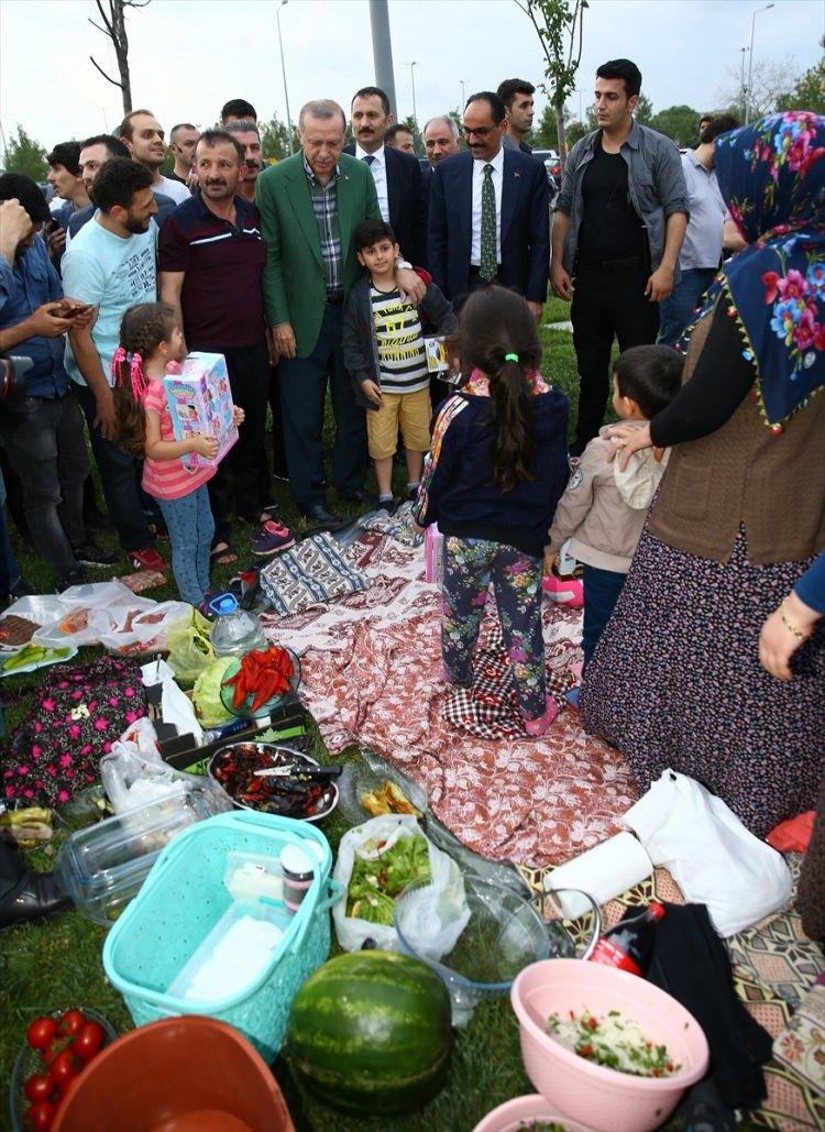 <p>Cumhurbaşkanı Recep Tayyip Erdoğan, Zeytinburnu Sahili'nde iftarı bekleyen vatandaşlarla bir araya geldi</p>
