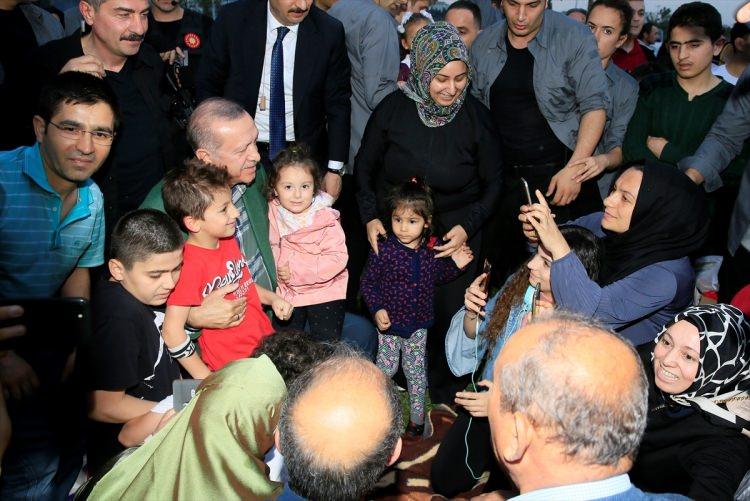 <p>Cumhurbaşkanı Erdoğan, bir kız çocuğunu kucağına alarak sevdi. Çocuklara oyuncak dağıtan Erdoğan, vatandaşlarla fotoğraf çektirdi.Cumhurbaşkanlığı Sözcüsü İbrahim Kalın'ın da eşlik ettiği Erdoğan, daha sonra buradan ayrıldı.</p>
