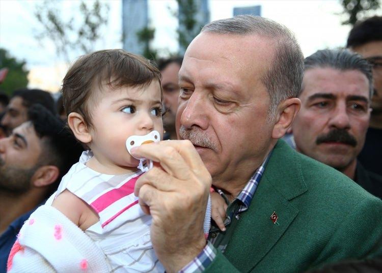 <p>Burada iftarı bekleyenlerin yanına giden Cumhurbaşkanı Erdoğan'a, vatandaşlar yoğun sevgi gösterisinde bulundu.Erdoğan, kendisini davet eden bir ailenin yanına giderek, bir süre sohbet etti.</p>
