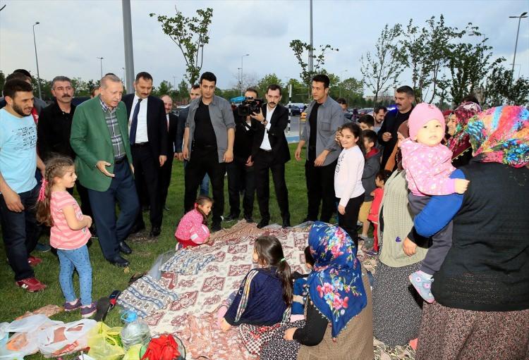 <p>Erzurum'daki programının ardından uçakla Atatürk Havalimanı'na gelen Erdoğan, Yenikapı'da Emniyet Teşkilatı mensupları ile yapacağı iftar programına gitmeden önce Zeytinburnu Sahili'nde makam aracını durdurdu.</p>

<p> </p>
