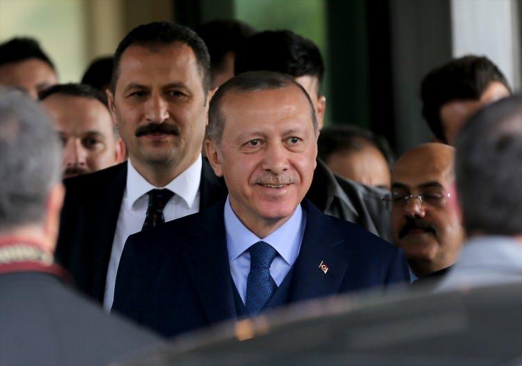 <p>Cumhurbaşkanı Recep Tayyip Erdoğan, Cuma Namazı’nı Süleymaniye Camii’nde kıldıktan sonra İstanbul Büyükşehir Belediyesi’ni ziyaret etti.</p>
