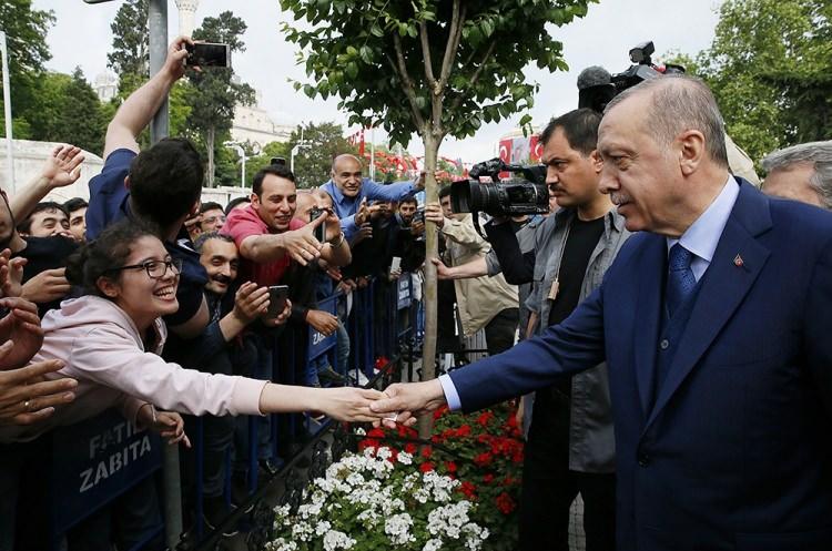 <p>Cuma namazının ardından Cumhurbaşkanı Erdoğan Saraçhane’deki İstanbul Büyükşehir Belediyesi’ne(İBB)geçti. </p>
