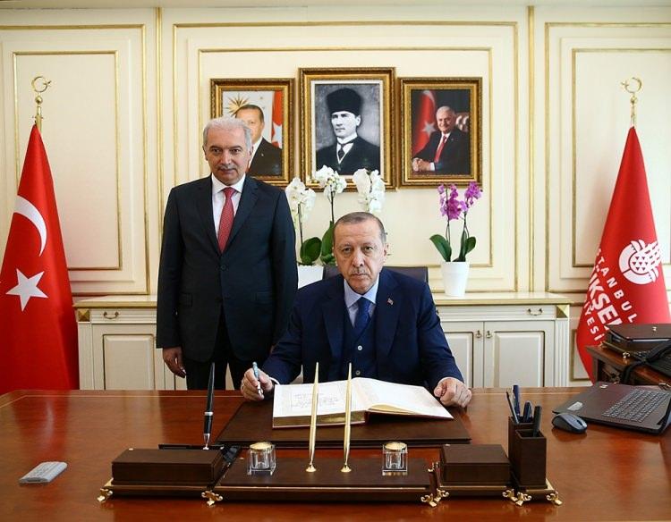 <p>İBB Başkanı Mevlüt Uysal ile biraraya gelen Erdoğan, çalışmalar hakkında bilgi aldı. Cumhurbaşkanı Erdoğan, uzun bir süre belediye binasında kaldı. </p>
