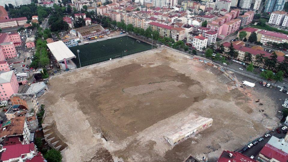 <p>Cumhurbaşkanı Recep Tayyip Erdoğan'ın talimatı doğrultusunda, Bursa, Eskişehir, Trabzon, Gaziantep, Konya ve Samsun'da eski statların bulunduğu alanlar, "Millet Bahçesi" olacak. "Millet Bahçesi" olarak Trabzon'da Şenol Güneş Spor Kompleksi'nin açılmasının ardından faaliyeti sonlanan ve yıkım işlemleri tamamlanan Hüseyin Avni Aker Stadı'da yer alıyor.</p>
<p> </p>