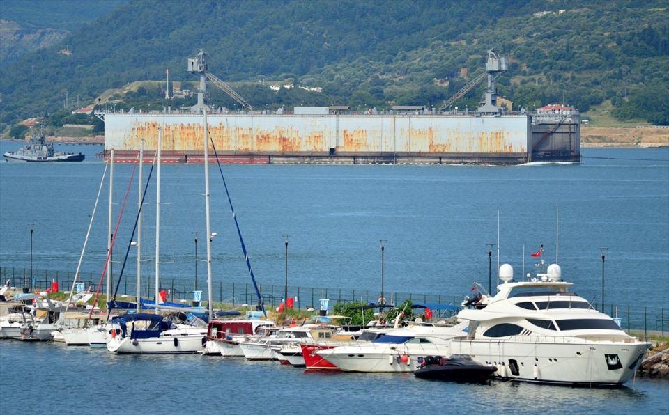 <p> Kilitbahir Kalesi ile Kilitbahir köyü dağında bulunan 'Dur Yolcu' yazısı önünden geçirilen askeri yüzer havuz, saat 09.30 sıralarında, boğazın manevra yapılması en güç noktası Nara Burnu'nu döndükten Marmara Denizi'ne doğru yol aldı.</p>