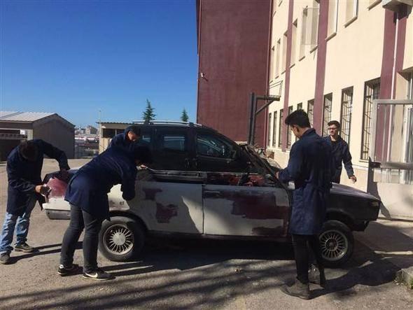 <p>Merkez Müdürü Turan Aksoy, AA muhabirine yaptığı açıklamada, öğrencilerin mesleklerini öğrenme adına önemli bir proje gerçekleştirildiğini söyledi.</p>