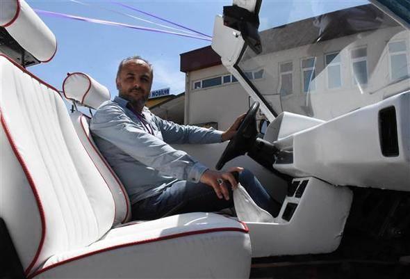 <p>Aksoy, çalışmanın, öğrenciler adına önemli bir deneyim olduğuna dikkati çekerek, "Öğrenciler belki de ilk defa hayatında bir araç kesti. Belki hayatında ilk defa bir motor indirdi, motor taktı. Belki öğrenci hiç zımpara atmıyordu, boya yapmıyordu. Zımpara attı. İşte boya öğrencisi boya yaptı. Tabii ki öğrencinin kendine güveni ve okula bağlılığı artıyor." ifadesini kullandı.</p>
