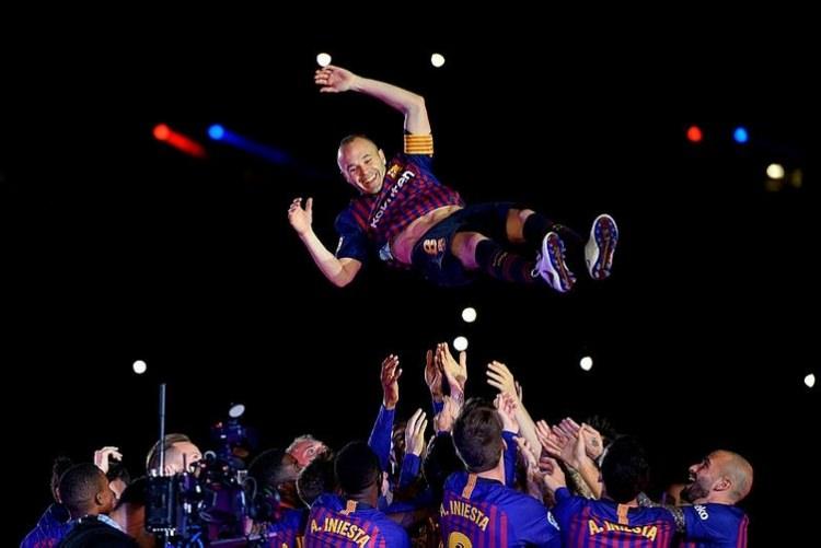 <p>İspanya Birinci Futbol Ligi'nde (La Liga) kaptan Andres Iniesta'nın son kez takımının formasını giydiği maçta Barcelona, evinde Real Sociedad'ı 1-0 yendi. Lig şampiyonu Barcelona, ligin 38. haftasında Camp Nou'da Bask temsilcisi Real Sociedad'la karşılaştı. İlk yarısı golsüz biten mücadelenin 57. dakikasında Philippe Coutinho, ceza sahasının dışından attığı golle Barcelona'yı 1-0 öne geçirdi.</p>
