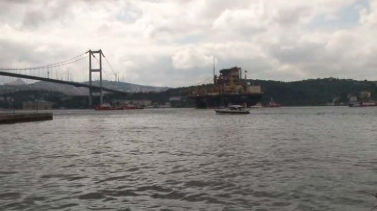 <p>Bahama bayraklı "Scarabeo 9" isimli dev petrol arama platformu, İstanbul boğazından geçiyor. </p>
