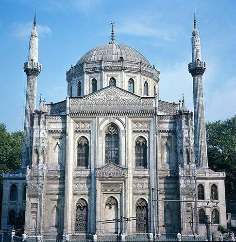 <p><strong>PERTEVNİYAL VALİDE SULTAN </strong></p>

<p>Sultan Abdülaziz'in annesi olan Pertevniyal Valide Sultan, yaşamı boyunca pek çok hayır işine imza atmıştır. Bunların arasından en çok bilinen ise İstanbul Aksaray'da bulunan Valide Sultan Camisidir. </p>
