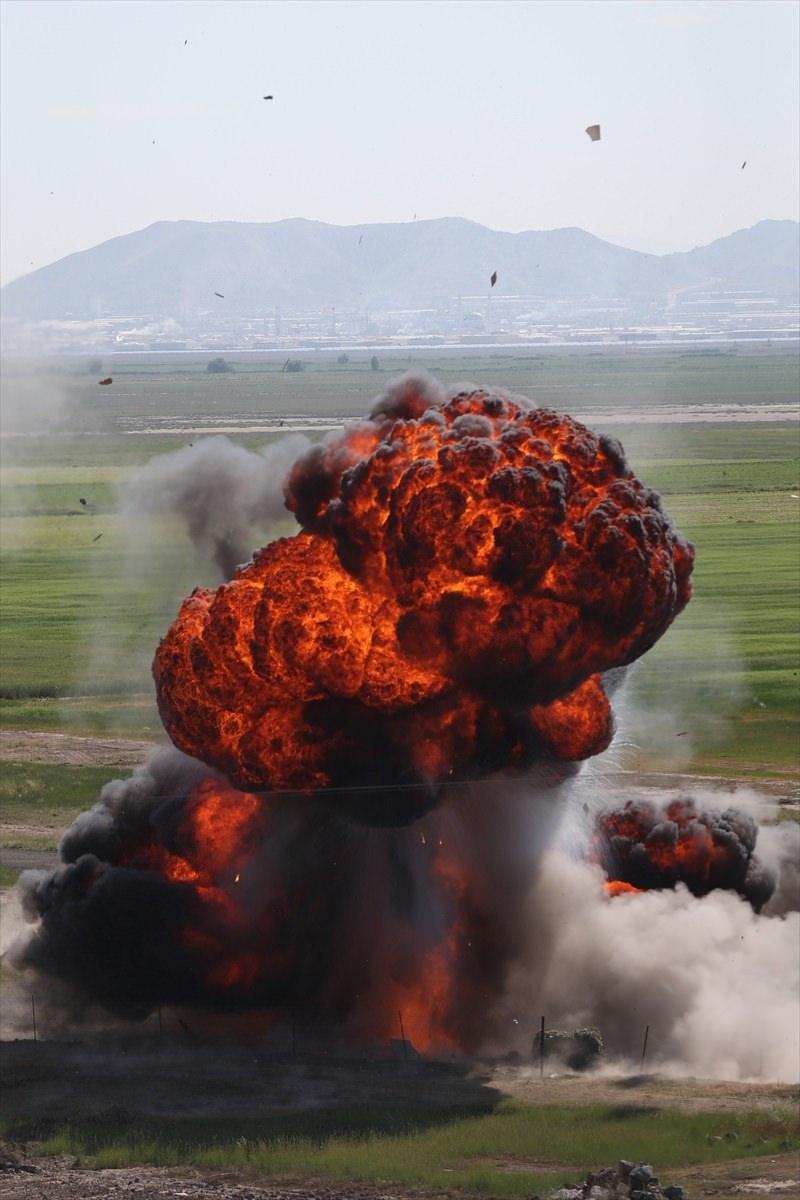 <p>Tatbikat senaryosu kapsamında 12. Hava Ulaştırma Ana Üs Komutanlığından havalanan C-130 ve C-160 tipi nakliye uçaklarındaki 120 paraşütçü komando, bölgeye indirme yaptı. </p>

