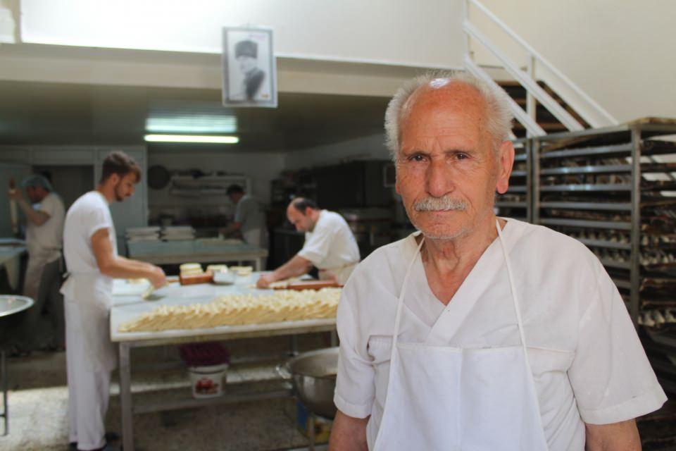<p>Yaşlı kesim daha fazla rağbet gösteriyor. Şu anda zeytinli baklavamız için gelen talepler memnun edici. Bayramda da Antep fıstıklı baklava yerine zeytinyağlı baklava çıkaracağız. Siparişleri de bu yönde alıyoruz." </p>