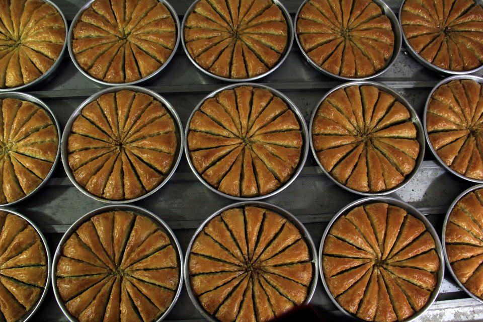 <p>Vatandaşlardan İrfan Korkmaz da baklavanın kendileri için vazgeçilmez olduğunu belirterek, "Fıstıklı baklavadan vazgeçmiyoruz. Bunun en büyük nedeni fıstık ve baklava fiyatlarının diğer şehirlerdeki gibi fahiş fiyatta olmamasıdır. Fiyatlar burada gayet uygun." ifadesini kullandı.</p>

<p> </p>
