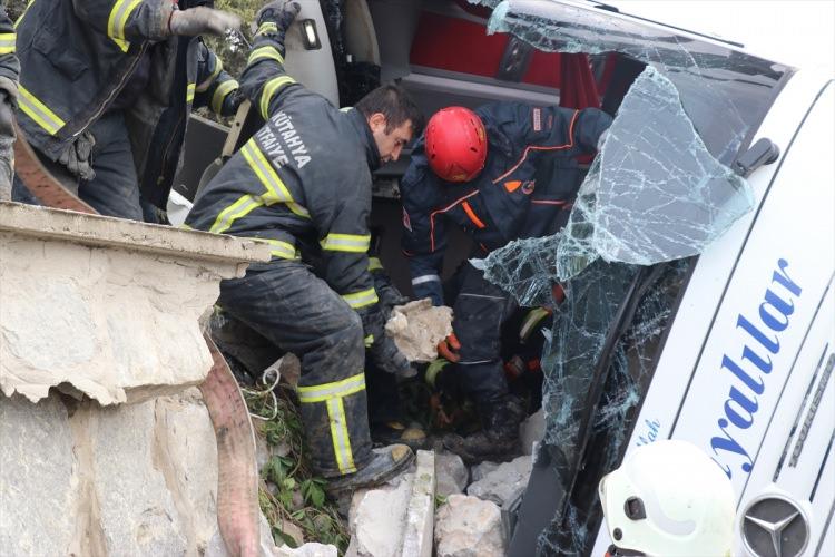 <p>Kütahya'da yolcu otobüsünün devrilmesi sonucu 2 kişi öldü, 16 kişi yaralandı. </p>
