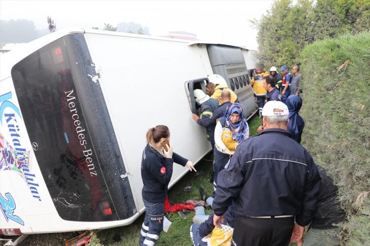 <p>Otobüste sıkışan yolcular, ekiplerce kurtarılarak Dumlupınar Üniversitesi Kütahya Evliya Çelebi Eğitim ve Araştırma Hastanesine kaldırıldı.</p>
