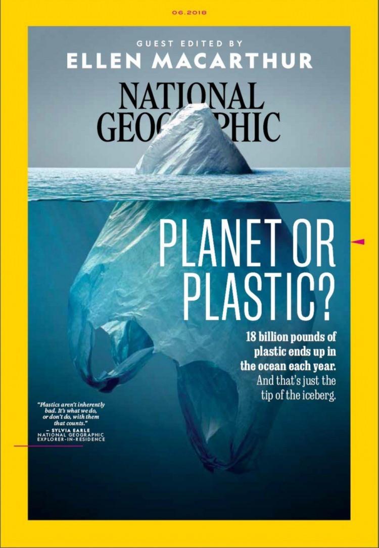 <p>İngiltere'de yayınlanan National Geographic dergisi, Haziran sayısında plastik kirliliğine büyük önem atfetti. Derginin kapağındaki bu görsel, okyanusun yüzeyinde gözümüze çarpan atıkların aslında "buz dağının görünen kısmı" olduğunu anlatıyor. Plastikler küçük parçalara ayrılarak gözle görülemez hale gelebiliyor ama bu, deniz ve okyanuslardaki yaşamı tehdit ettikleri gerçeğini değiştirmiyor.</p>
