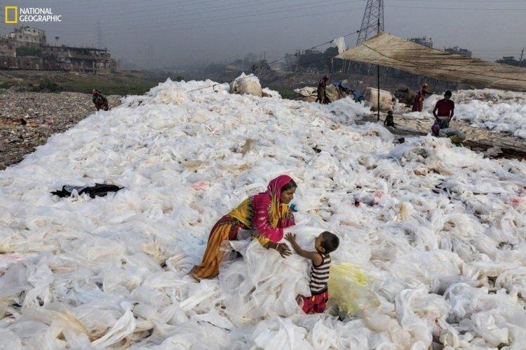 <p>Bangladeş'in başketi Dakka'daki Buriganga Nehri'nin kıyılarına vuran plastikler, burayı çöpten bir örtüye dönüştürmüş. Fotoğraftaki kadın, kurumaları için plastik torbaları etrafa yaymış. Oğlu da ona yardım ediyor. Daha sonra topladıkları plastikleri geri dönüşümcülere satacaklar. Dünyada plastiklerin sadece 5'te biri geri dönüşüme veriliyor.</p>

<p> </p>
