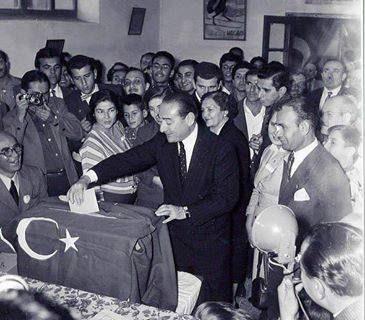 <p><strong>1954 genel seçimlerinde ikinci büyük zafer</strong><br />
2 Mayıs 1954'te yapılan genel seçimlere katılım, hiçbir kanuni zorlama olmamasına rağmen yüzde 88,63 gibi oldukça yüksek bir oranda gerçekleşti.</p>
