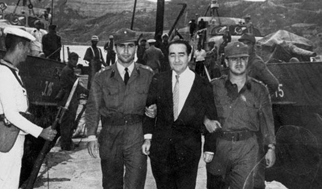 <p>Aynı kanun uyarınca Adnan Menderes, Hasan Polatkan ve Fatin Rüştü Zorlu'nun naaşı, 17 Eylül 1990'da İmralı'dan alınarak devlet töreniyle İstanbul Vatan Caddesi'nde yaptırılan anıt mezara taşındı.</p>
