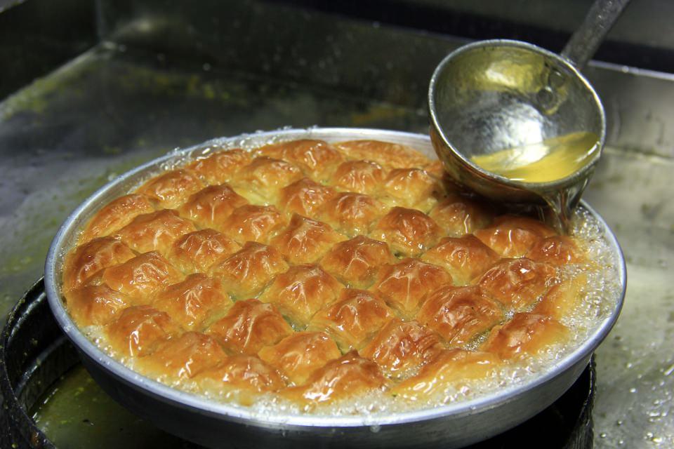 <p><strong>Stokçulara rağmen baklavaya zam yapmadıklarını belirten Aktaş, şunları kaydetti:</strong></p>

<p>"Gaziantepli baklavacılar olarak fıstıklı baklavadan vazgeçmeyeceğiz. Bu ramazanda fedakarlık edeceğiz ve ürünlerimize zam yapmayacağız. Kazancımızdan fedakarlık yapacağız ve her şart altında tüketicimize, tüm halkımıza fıstıklı baklavayı tattıracağız. Fıstık zammı müşteriyi pek etkilemedi. Çünkü biz zam yapmadık, onlar da hissetmediler. İnanın bazı ürünlerde hiç kar etmiyoruz. Ama yine de fıstıklı baklavadan vazgeçmiyoruz."</p>
