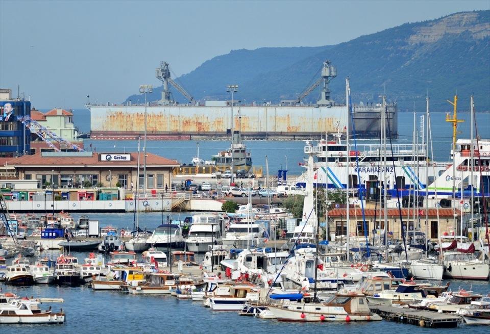 <p>Ege Denizi'nden Çanakkale Boğazı'na, saat 06.00'da giriş yapan Deniz Kuvvetleri Komutanlığı'na ait 'Y-136' borda numaralı askeri yüzer havuz, saat 09.00 sıralarında Çanakkale önlerinde oldu.</p>