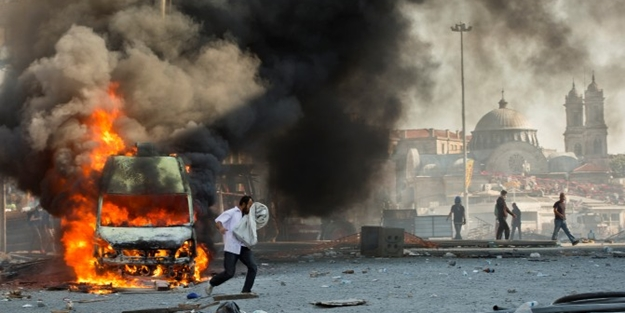 <p><strong>2013:  GEZİ KALKIŞMASI</strong></p>

<p>Taksim Gezi Parkı'nda başlayan çevreci eylem, birden hükümet karşıtı bir kalkışmaya dönüştü. Başbakan Erdoğan’ın kararlı duruşu, darbe girişimini engelledi.</p>
