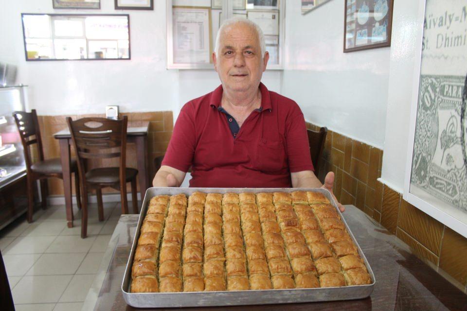 <p>Ayvalık'ta öğretmenlik yapan Ayşe Kemer de ilk kez tadına baktığı zeytinli baklavayı çok beğendiğini kaydederek "Antep fıstıklı baklavayla kıyaslandığında, zeytinli baklava çok daha güzel. Daha hafif ve çok sağlıklı ayrıca diğerlerine göre ucuz. Kesinlikle tercih edilmeli." dedi.</p>

<p> </p>
