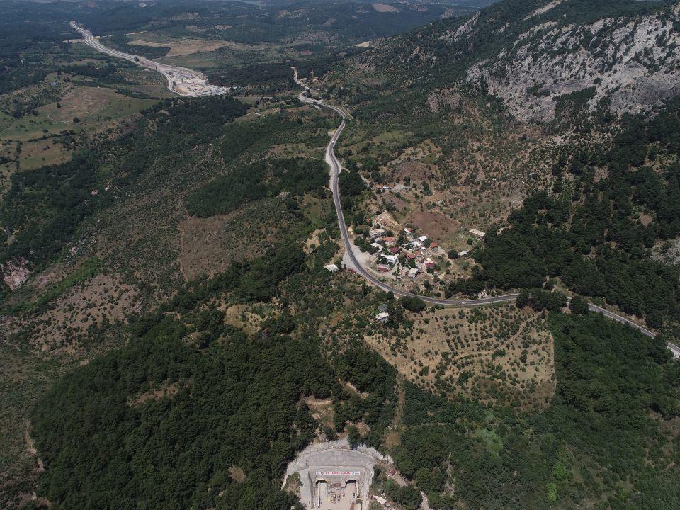 <p>Bölünmüş yolu kullanan bir araç ise Ayvacık'tan Küçükkuyu'ya daha ekonomik şartlarda 110 kilometrelik sabit hızla 10 dakikalık bir yolculukla ulaşabilecek."</p>