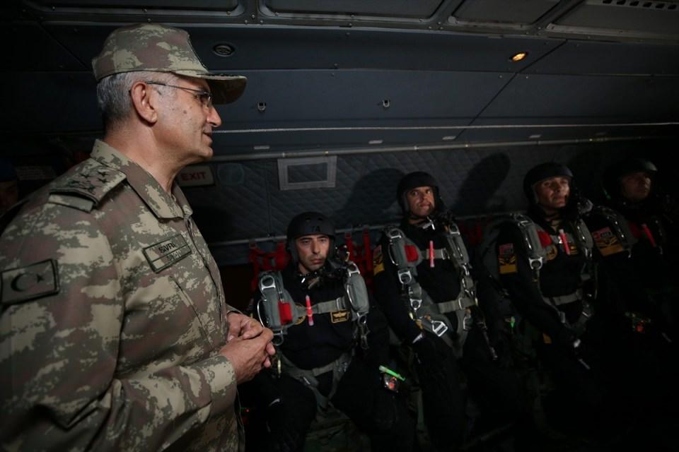 <p>4. Kolordu Komutanı Korgeneral Ali Sivri (solda), tatbikata katılarak icra edilen operasyon hakkında bilgi aldı.</p>
