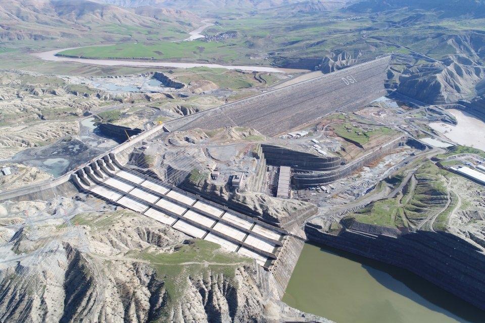 <p>Devlet Su İşleri (DSİ) Genel Müdürü Murat Acu, "Ilısu Barajı ve HES, ürettiği enerji ile ülke ekonomisine yıllık 1,5 milyar lira katkı sağlayacak." dedi.</p>
