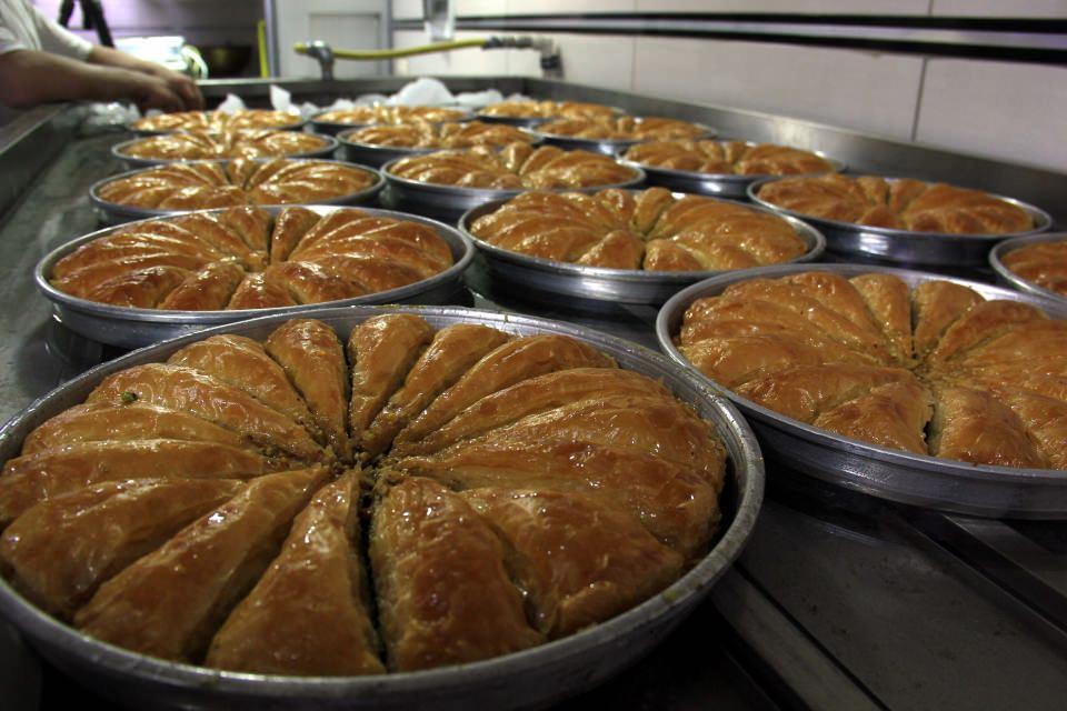<p>Kentte, normal baklavanın kilogramı 75 liradan, havuç dilimi baklava 80 liradan, özel kare baklava 85 liradan, yeşil sarma ve bülbül yuvası baklava ise ortalama 110 liradan satılıyor. </p>
<p> </p>