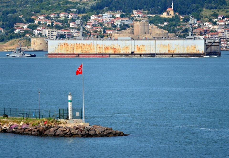 <p>İzmir'den yola çıkarılan Deniz Kuvvetleri  Komutanlığına ait "Y-136" borda numaralı gemi bakım havuzu, planlı bakım  faaliyetleri kapsamında Yalova Tersanesi'ne götürülmek üzere Çanakkale  Boğazı'ndan geçiş yaptı.</p>

<p> </p>
